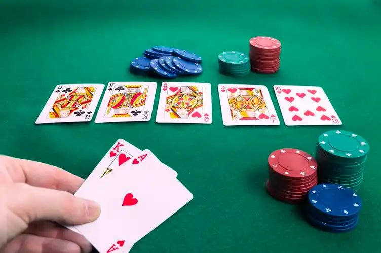 Antarmuka aplikasi hajun menampilkan pilihan permainan slot dan taruhan olahraga